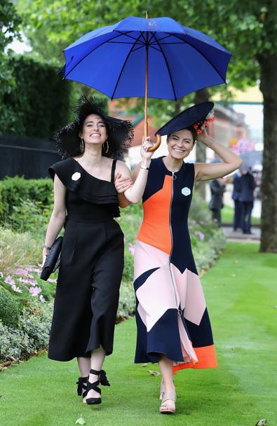La pioggia non sembra far passare il buon umore a queste due ragazze (Getty Images)
